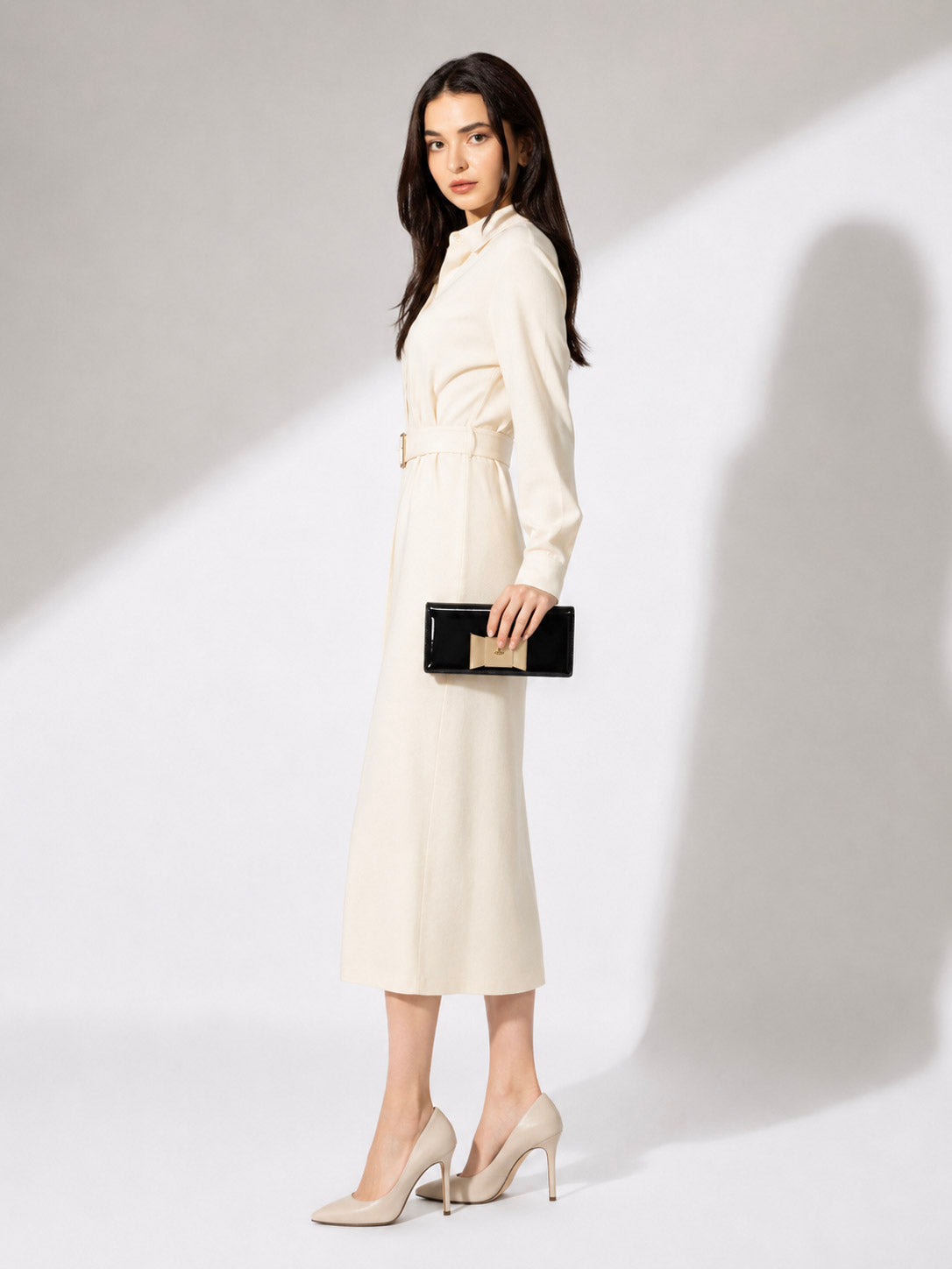 Noir Bow Clasp Patent Clutch